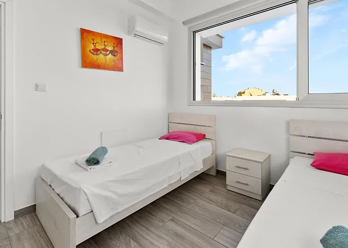 Golden Marine Seaside Protaras 파라림니